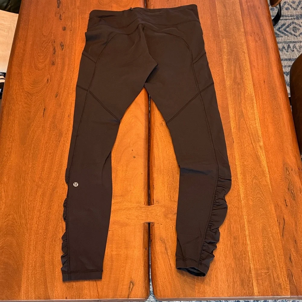Lululemon leggings with ruching detail - black - Picture 2 of 7